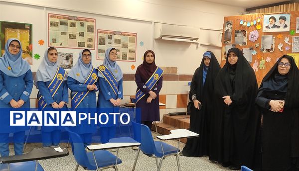 بازدید از غرفه‌های مدرسه انقلاب دبیرستان فرزانگان قائمشهر