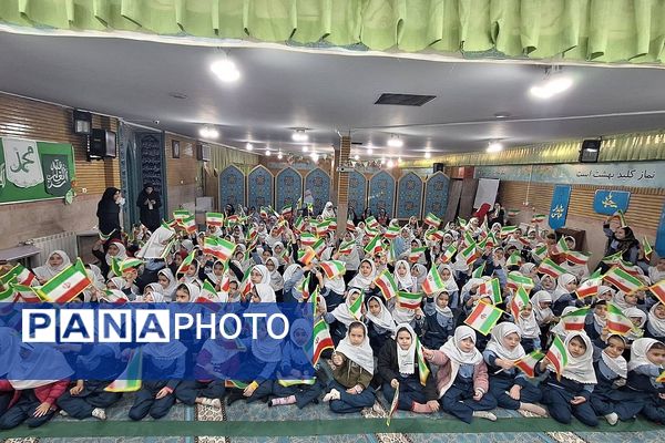 هنرنمایی دانش‌آموزان ناحیه دو شهرری در جشن انقلاب 