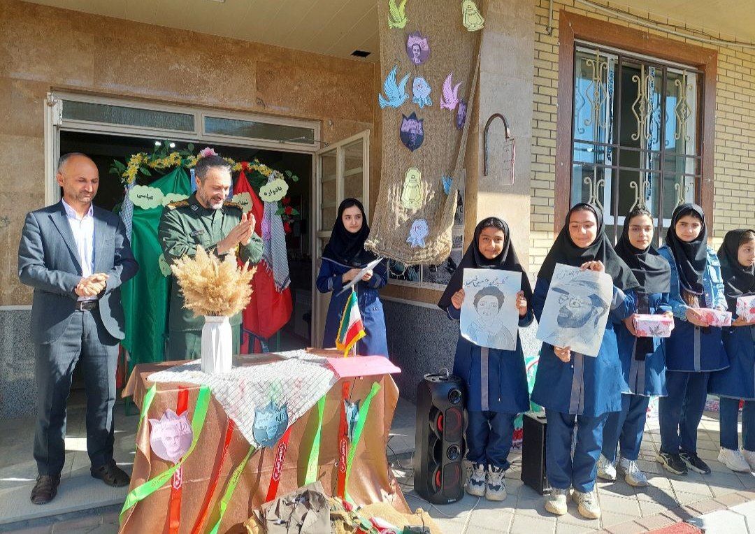 یادواره شهدا و تکریم فرزند شهید در دبیرستان مرحوم عباسی برگزار شد