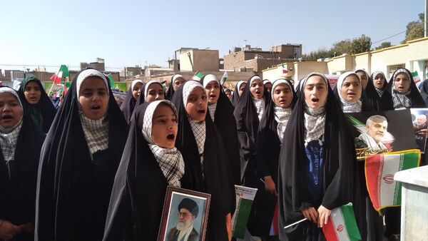 نواخته شدن زنگ نمادین  مشق همدلی در دبیرستان دخترانه بهارآزادی و پسرانه شاهد فاضل فلاورجان 