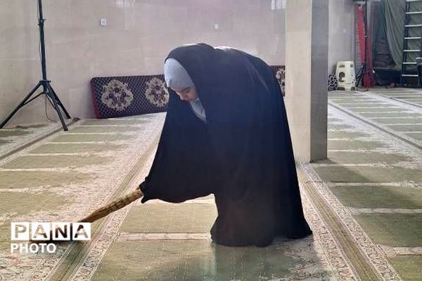غبارروبی مساجد به مناسبت آغاز ماه مبارک رمضان توسط دانش‌آموزان ناحیه دو شهرری 