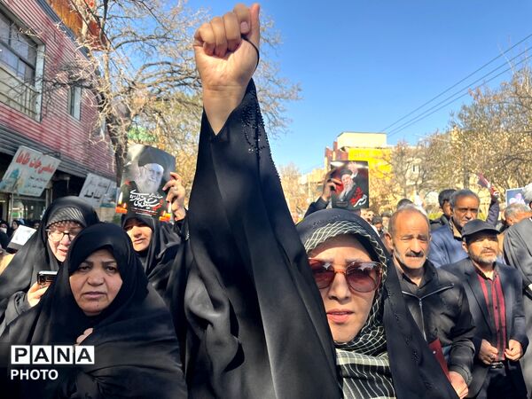 حضور موج چشم گیر مردمی در تشییع پیکر شهید بیت رهبری