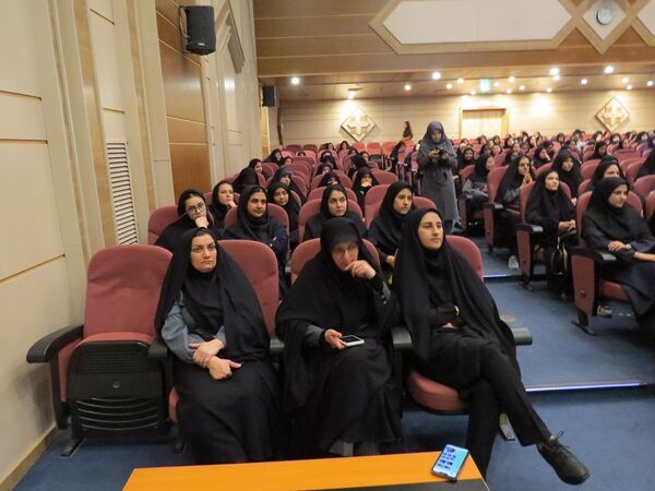 دیدار مشاور وزیر در امور زنان با دانشجویان دانشگاه فرهنگیان 