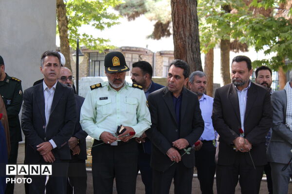عطر‌افشانی مزار شهدای گمنام پارک وحدت با حضور مسئولان و امام جمعه سملقان