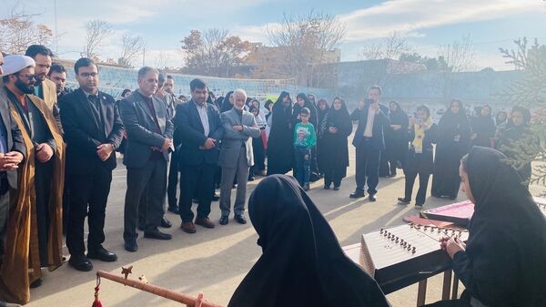 آغاز رسمی مسابقات فرهنگی هنری با نواختن زنگ جشنواره فردا و جشنواره ماها در مدرسه تکتم 