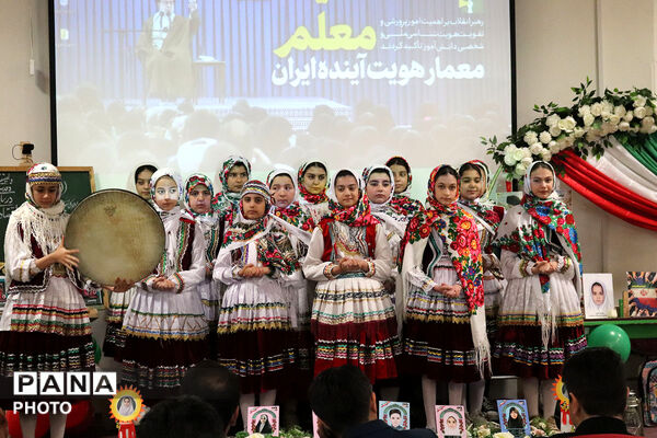 تقدیر از منتخبین حوزه ابتدایی توسط مدیر کل آموزش پرورش 