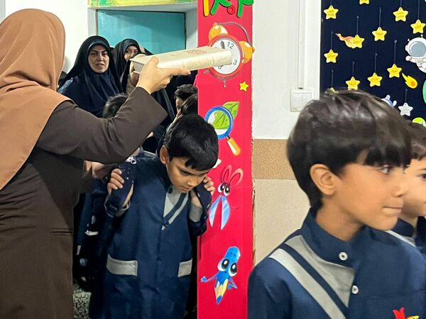 نواختن زنگ شکوفه‌ها در دبستان شاهد پسران شهرستان محمودآباد