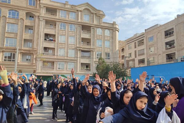 شور وشوق دانش‌آموزان در برنامه صبحگاهی مدرسه مریم بهارستان دو