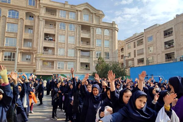 شور وشوق دانش‌آموزان در برنامه صبحگاهی مدرسه مریم بهارستان دو