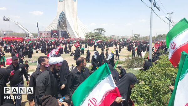 موج جمعیت در خیابان‌های تهران برای بدرقه رهبر شهید