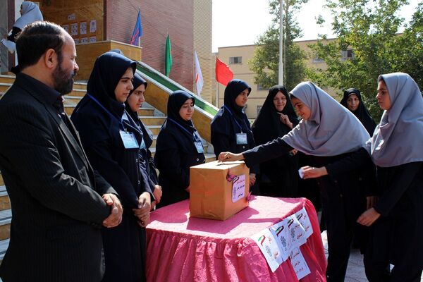 برگزاری انتخابات همیار مشاوران دبیرستان حضرت معصومه(س) ناحیه چهار کرج 