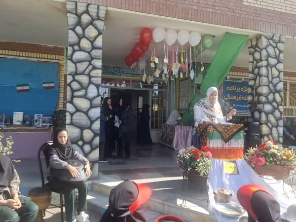 برگزاری ویژه‌ برنامه هفته فرهنگی در دبیرستان حضرت فاطمه‌زهرا(س) شهرستان فیروزکوه
