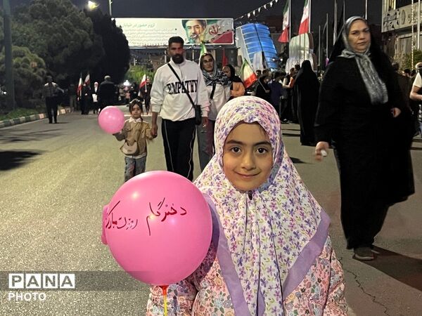 حضور دختران انقلابی در چهل و نهمین شب بیعت با رهبری