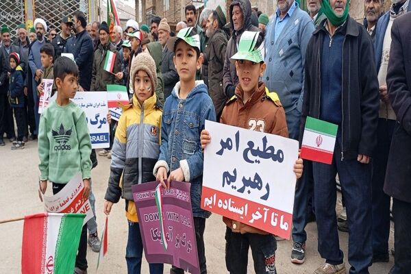 حضور کودکان و دانش آموزان در راهپیمایی یوم‌الله ۲۲بهمن در شهر بار نیشابور