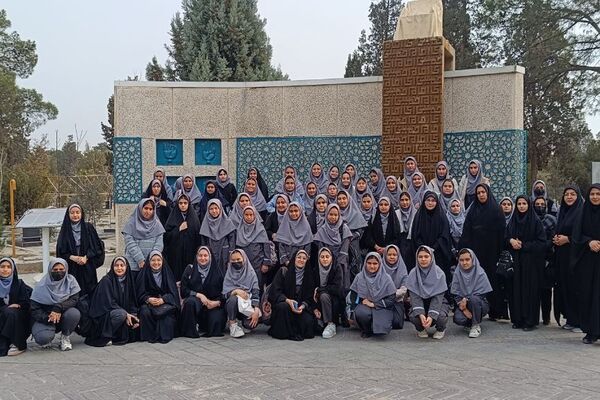 بزرگداشت «مادران چشم به راه»باحضور دانش‌آموزان دبیرستان دخترانه معرفت کهریزک