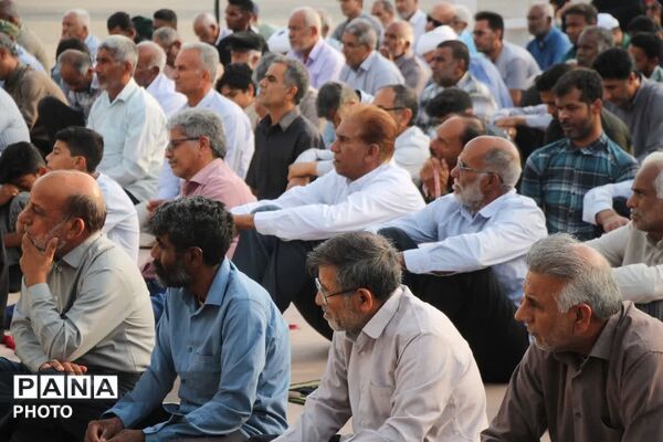 طنین نماز عید قربان در بقعه متبرک امامزاده شاه قطب‌الدین حیدر (ع) رودان