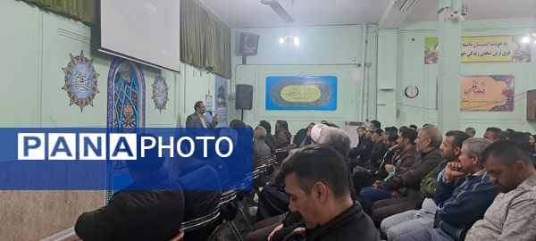 جلسه آموزش خانواده ویژه والدین پایه‌های دهم و یازدهم در دبیرستان شاهد ابوذر غفاری 