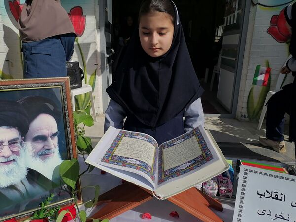  مراسم پیروزی انقلاب در مدرسه ناهید نخودی 