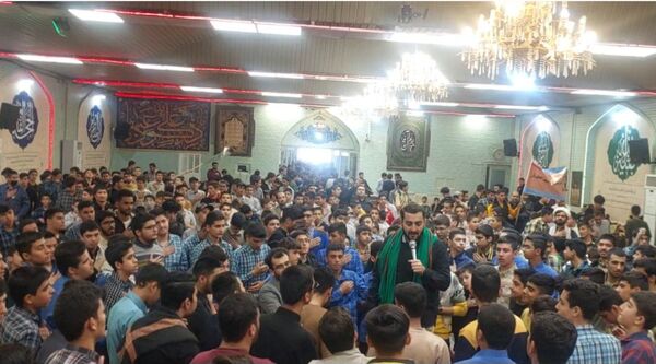 شادی دانش‌آموزان مشهدی در پی عملیات غیور مردان نیروهای سپاه وتجمع در مهدیه مشهد