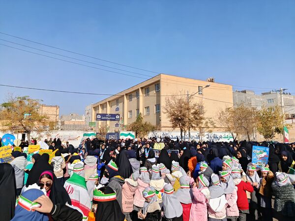 حضور دانش آموزان و آحاد مردم شریف منطقه رضویه در راهپیمایی 13آبان