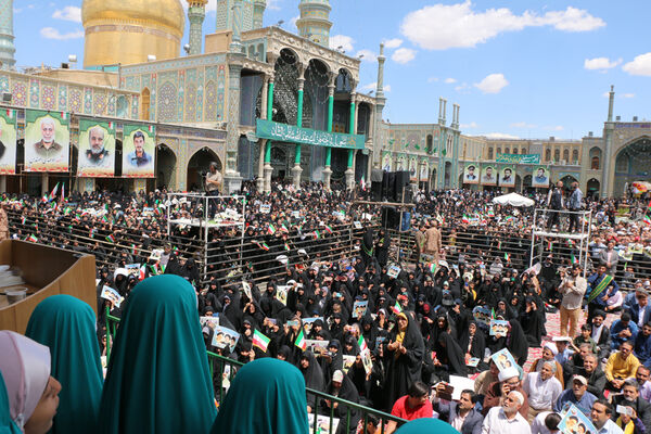 حضور پرشور نوجوانان قمی در آیین استقبال از رئیس جمهوری 