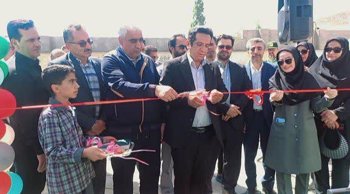 زمین چمن مصنوعی دبستان امام خمینی (ره) دهبکری کمتر از ۲۴ ساعت به بهره‌برداری رسید