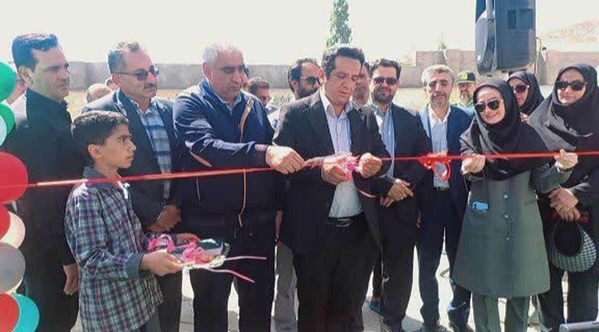 زمین چمن مصنوعی دبستان امام خمینی (ره) دهبکری کمتر از ۲۴ ساعت به بهره‌برداری رسید