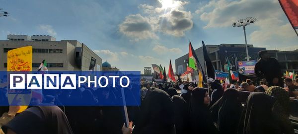 حضور دانش آموزان دبیرستان مهشید مصلی نژاد در راهپیمایی روز دانش آموز 