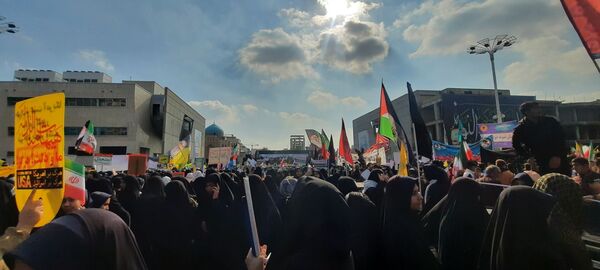 حضور دانش آموزان دبیرستان مهشید مصلی نژاد در راهپیمایی روز دانش آموز 