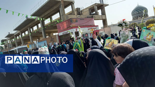 عشق و ارادت زائران حضرت معصومه(س) در قالب کاروان نمادین ورود ایشان به قم