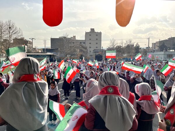 جشن با شکوه دهه فجر در دبستان صدف
