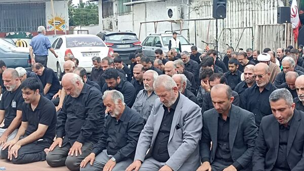اقامه نماز ظهر عاشورا در محمودآباد 