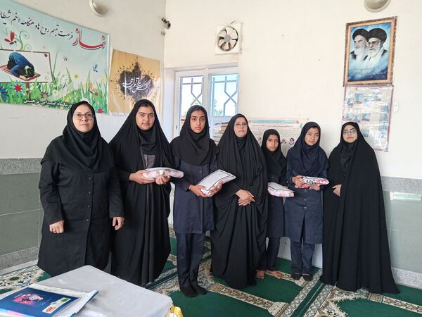 اهدای چادر به مناسبت روز دختر در خلیل‌آباد