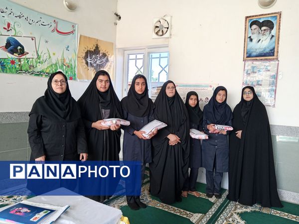 اهدای چادر به مناسبت روز دختر در خلیل‌آباد