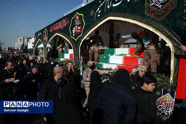 تشییع پیکرهای ۱۰۰ شهید گمنام از مقابل دانشگاه تهران