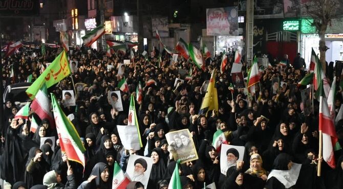 واکنش مردم فردیس بعد از شنیدن صدای رهبر شهیدشان