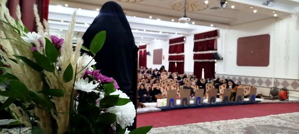 استقبال از شهید گمنام با حضور خانواده شهدا در دبیرستان برازنده مقدم یک
