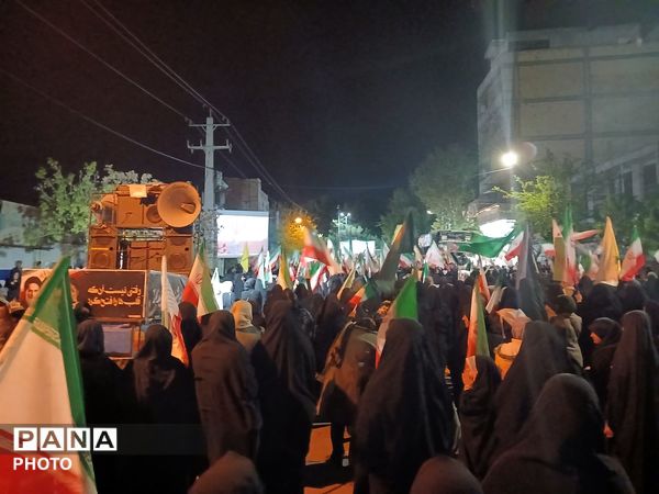تجمع شبانه بیعت با رهبری در نهاوند