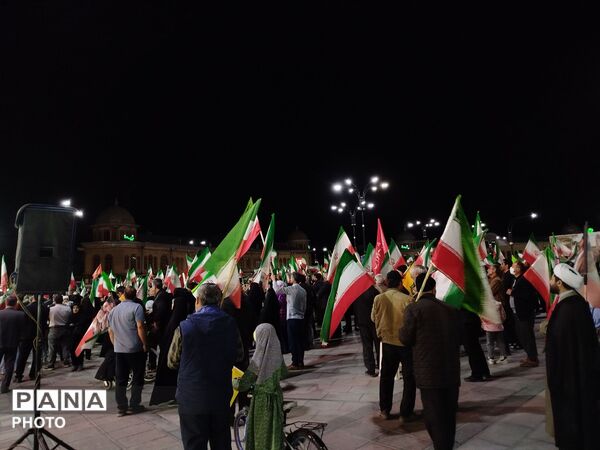 تجمع فرهنگیان و دانش‌آموزان همدان در میدان امام خمینی (ره) به مناسبت هفته معلم