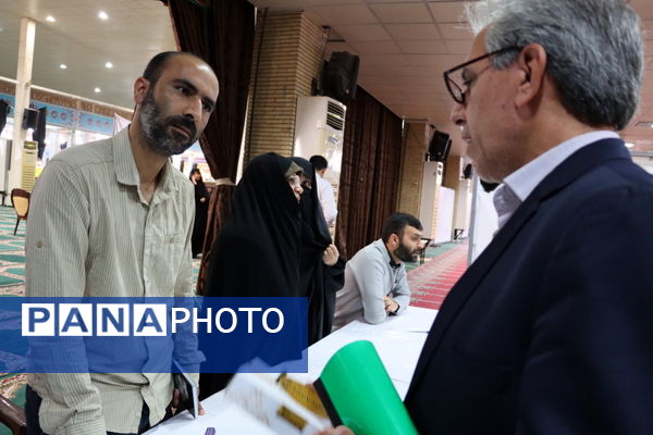 میز خدمت اداره کل آموزش و پرورش استان بوشهر در مصلی نماز جمعه بوشهر