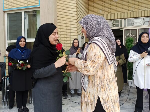 تجلیل از معلم و دختر ایرانی در بهار کرامت 