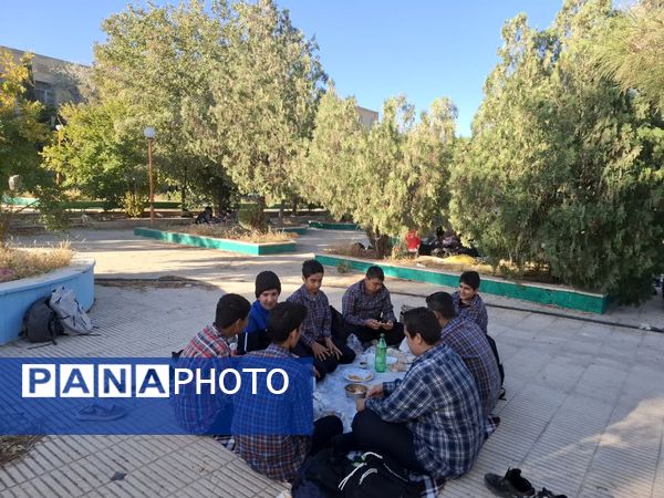 حال و هوای دانش‌آموزان دبیرستان شهید صدر کهک در یک صبح پاییزی