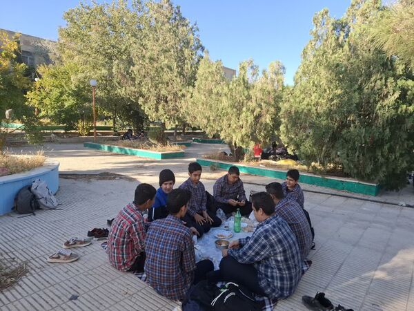 حال و هوای دانش‌آموزان دبیرستان شهید صدر کهک در یک صبح پاییزی