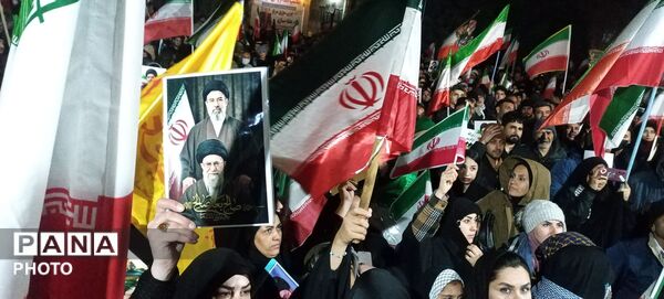 راهپیمایی گسترده مردم نیشابور در احتماع شبانه