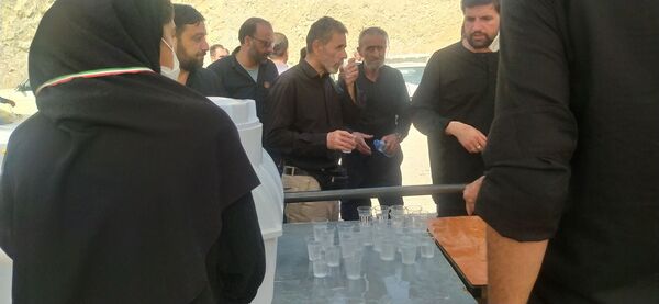 روز اربعین، در مواکب پل سیمره، خدمات‌رسانی به زائران حسینی همچنان ادامه دارد