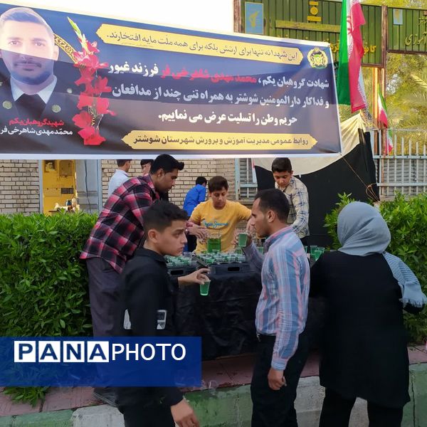 تشییع پیکر شهید شاهرخی‌فر بر دستان مردم شوشتر