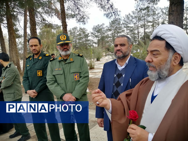 غبارروبی مزار دانش‌آموز شهید «حیدر رضایی» در قم