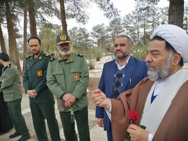 غبارروبی مزار دانش‌آموز شهید «حیدر رضایی» در قم