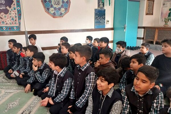 آموزش کمک‌های اولیه با بازی مار پله در دبستان قلنبر ناحیه 2 شهرری 