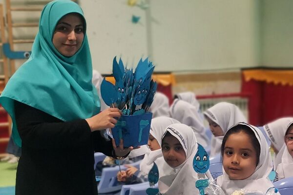 برگزاری جشن آب برای دانش‌آموزان کلاس اولی دبستان زنده‌یاد قمصری شهرستان ورامین